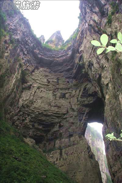 神鹰奇峡　　“神鹰奇峡”，是一块位于悬崖上突起的石块，状如展翅欲飞的雄鹰而得名。 