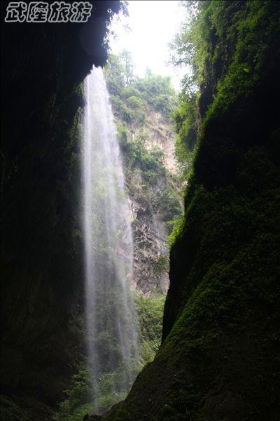 龙水峡地缝景点之“银河飞瀑”