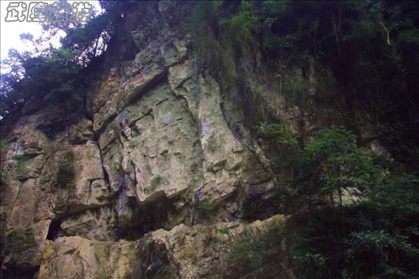 天生三硚景点之“引水渠”