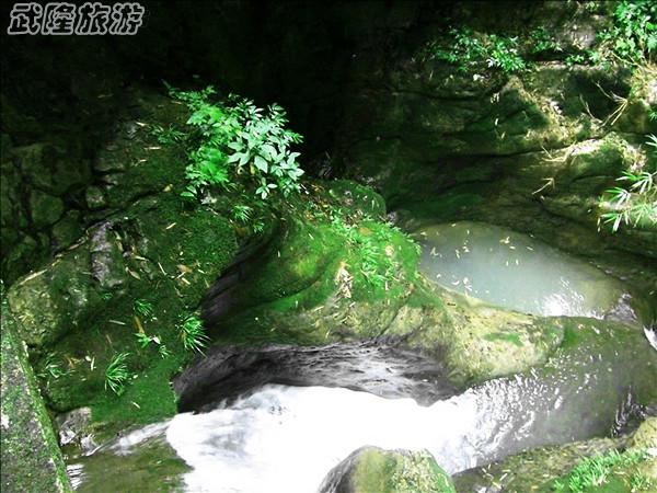 龙水峡地缝景点“圣象戏水”