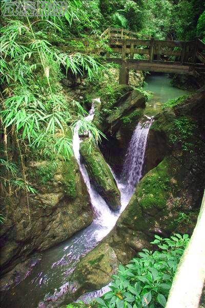 龙水峡地缝景点“圣象戏水”