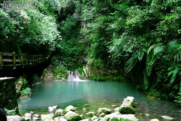 龙水峡地缝景点之“龙潭映月”