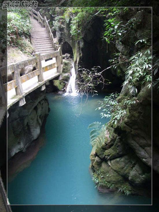 龙水峡地缝