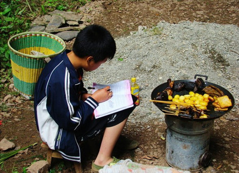 天坑里勤奋好学的小孩