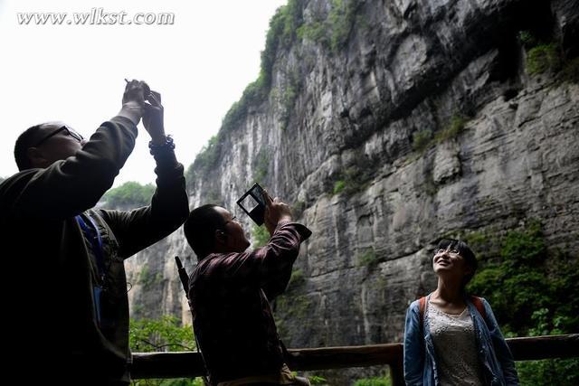 “天生三硚”的壮丽景色，令达人们惊叹不已，纷纷拿出手机拍照分享。