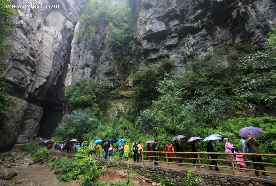 天生三硚人气旺，游客雨中游览游兴不减