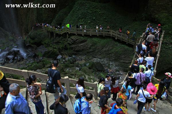 龙水峡地缝景区，游人如织。