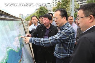 图为何平在滨江路了解城市建设情况。