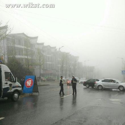 清明节武隆景区不一样的风景线 雨中交巡警