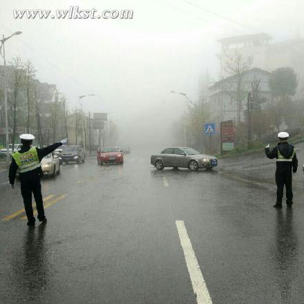 清明节武隆景区不一样的风景线 冒雨守岗的交巡警