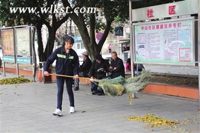 清明小长假期间，环卫工人依然坚守一线，为城市的靓丽默默劳作。 (张 静/摄)