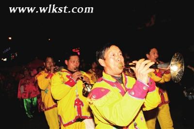 节日唢呐队伍演出场景