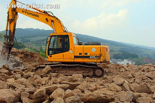 修建登山步道现场