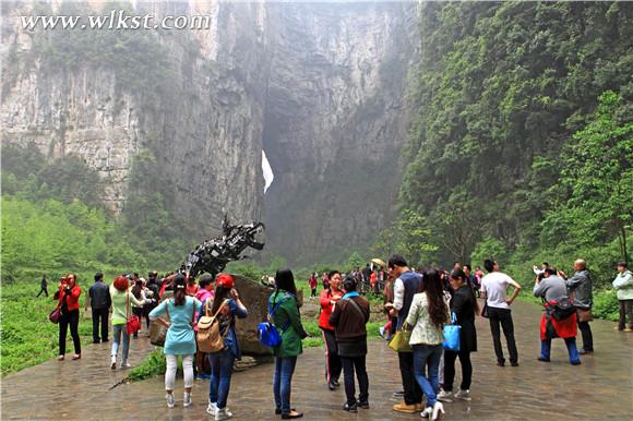 游客畅游天生三硚