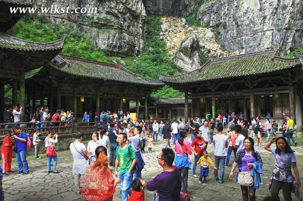 四川万人同游天生三硚