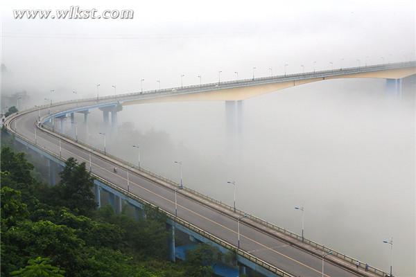 组图：雨后武隆县城雾笼城 如仙境一般