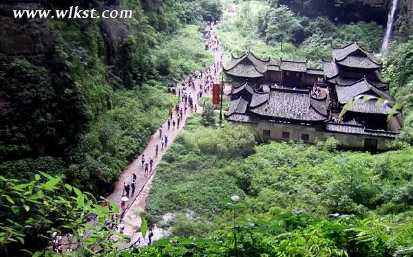 天生三硚景区游人如织