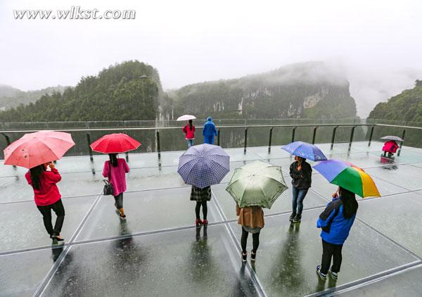 天生三硚悬崖玻璃眺台正式开放 悬空280米游客吓腿软