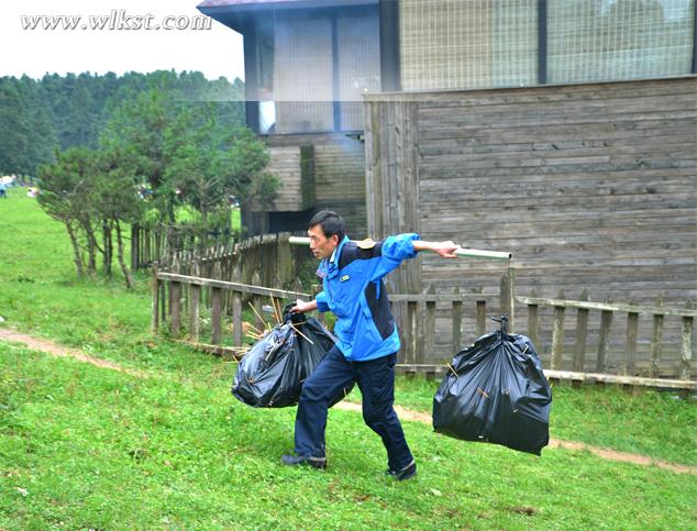 仙女山国庆环保大作战 景区清洁工每天工作13小时