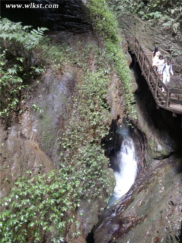  游客观赏龙水峡地缝之“珠帘瀑布”景观