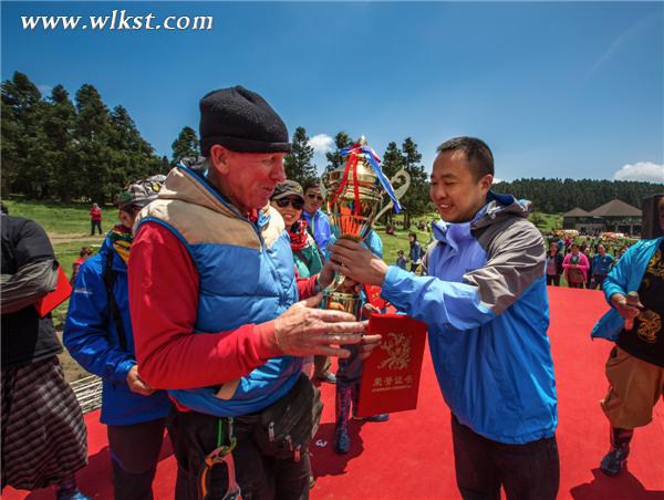 武隆喀斯特旅游公司总经理李建国为冠军新西兰彼得林颁奖(王俊杰/摄)