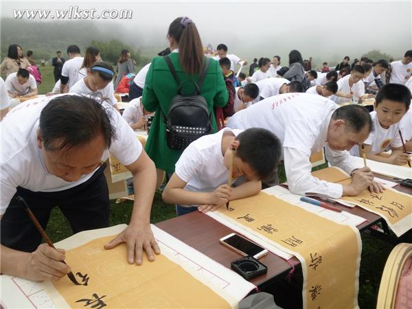 印象武隆亲子书法方阵 祖孙共享翰墨情