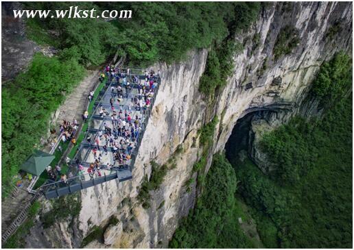 武隆悬崖玻璃眺台“空中芭蕾”