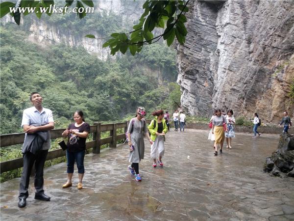 游客在龙水峡地缝景区游览