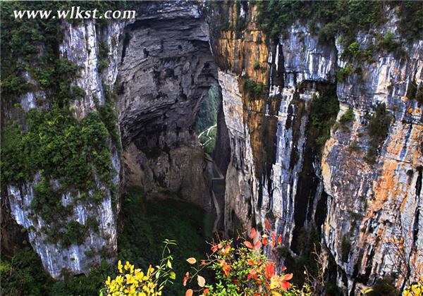 世界规模最大、最高的串珠式天生硚群——天生三桥