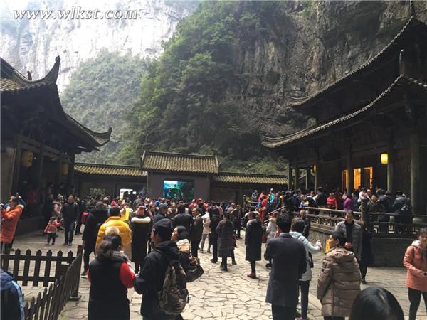 天生三桥“天福官驿”处人头攒动