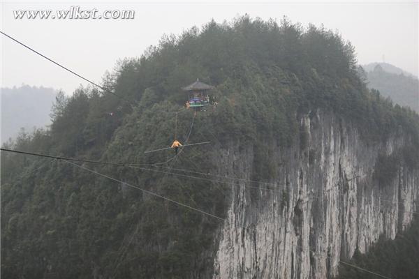 央视《吉尼斯中国之夜》 选手武隆挑战“蒙眼走钢丝”高空竞速