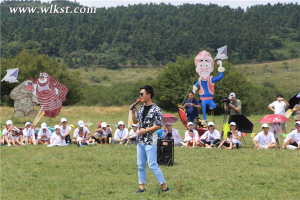 亲子家庭在仙女山大草原和“村长”李锐一起开展互动游戏  （王俊杰/供图）