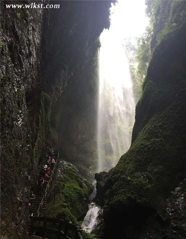 双节假日 龙水峡地缝别致景色引人驻足