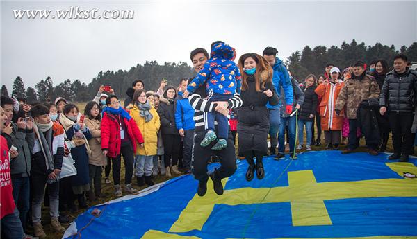 素人福利 李锐元旦现身仙女山为新节目海选