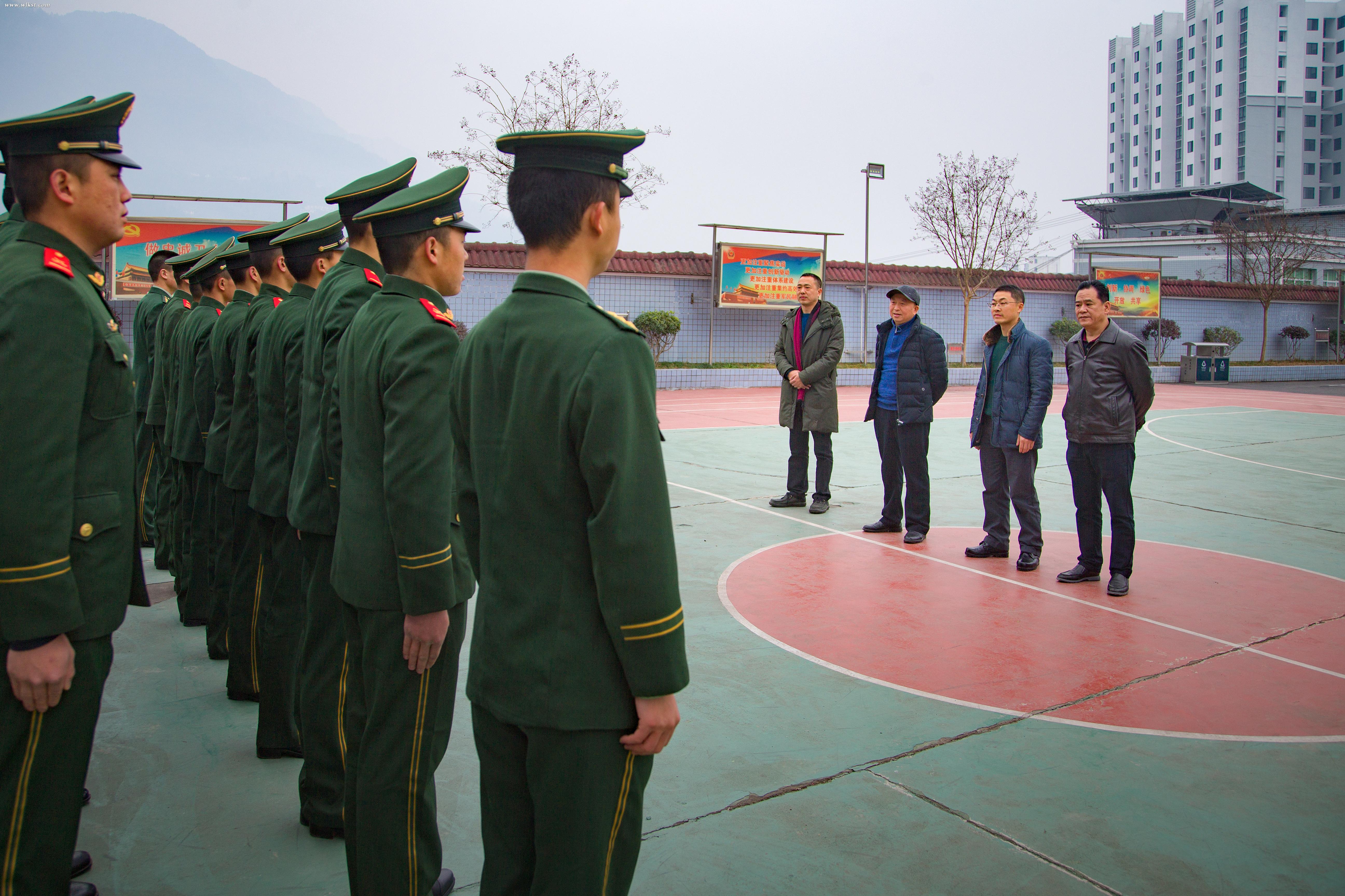 武警官兵对慰问表示感谢