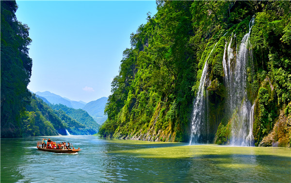 泛舟江上观喀斯特美景