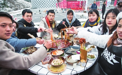 雪地火锅“冰火两重天”