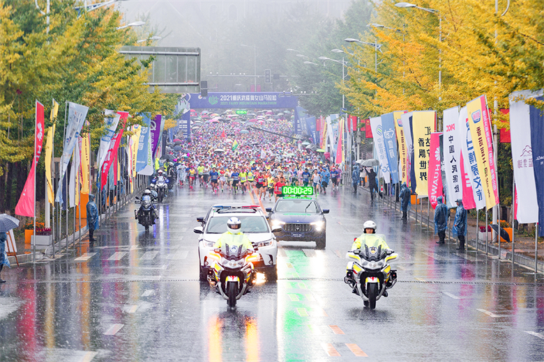 2021重庆武隆仙女山马拉松 风雨里撒欢开跑