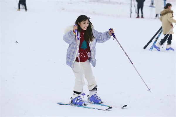 游客在滑雪场畅快滑雪