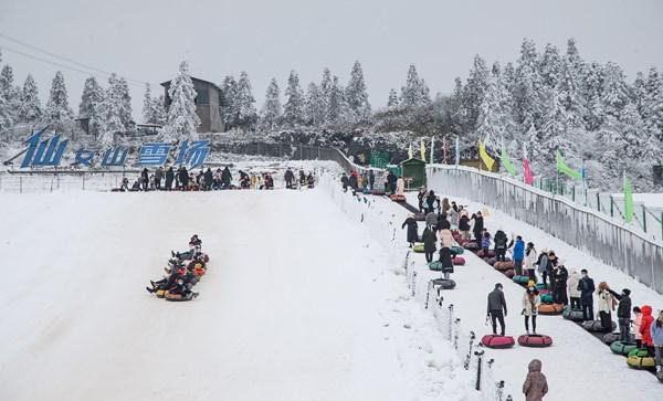 滑雪场滑雪游客众多