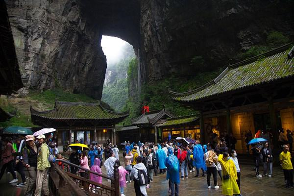 众多游客游览天生三桥