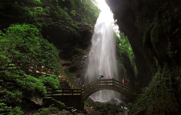 瀑布飞挂的龙水峡地缝