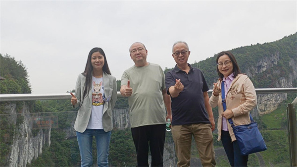 考察团在天生三桥景区合影留念