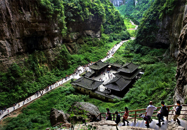 旅行团游览天生三桥景区