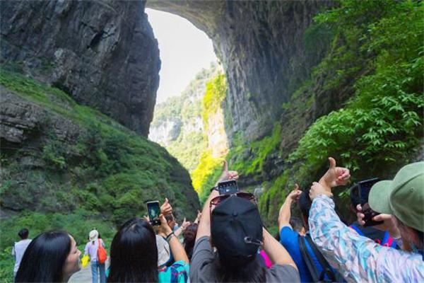 众多游客打卡“点赞”景点