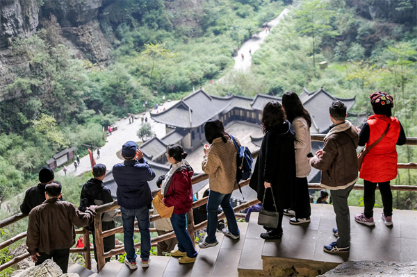 旅行商代表游览景区，不停拍照