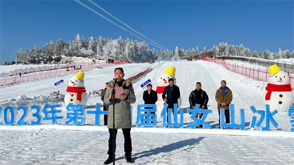 武隆旅游产业(集团)有限公司总经理刘波发布优惠政策和活动内容。