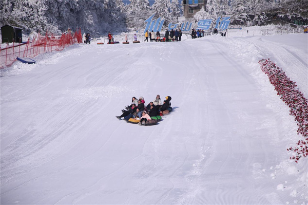 众多游客朋友前来体验冰雪活动。