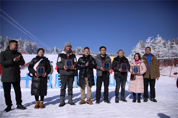 武隆景区给网络达人发放“武隆文旅推介官”证书。