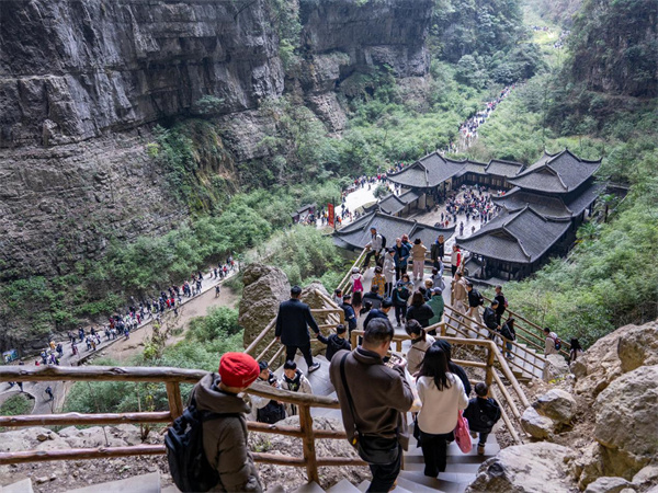 天生三桥景区游人如织